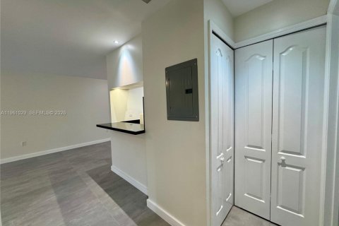 Copropriété à louer à Miami, Floride: 2 chambres, 76.64 m2 № 2021837 - photo 6