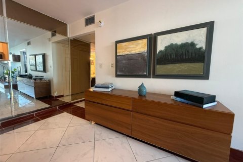 Condo in Miami Beach, Florida, 1 bedroom  № 1784117 - photo 1