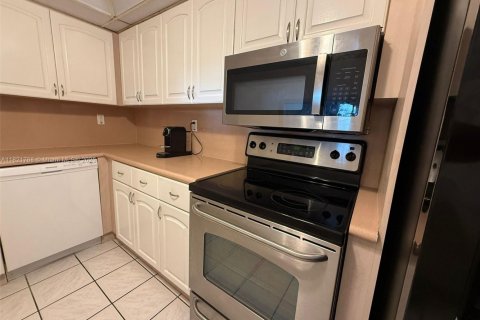 Condo in Miami Beach, Florida, 1 bedroom  № 1784117 - photo 21