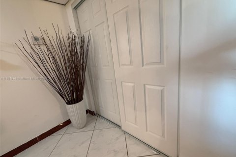 Condo in Miami Beach, Florida, 1 bedroom  № 1784117 - photo 17
