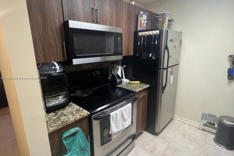 Condo in Pembroke Pines, Florida, 1 bedroom  № 1076440 - photo 1