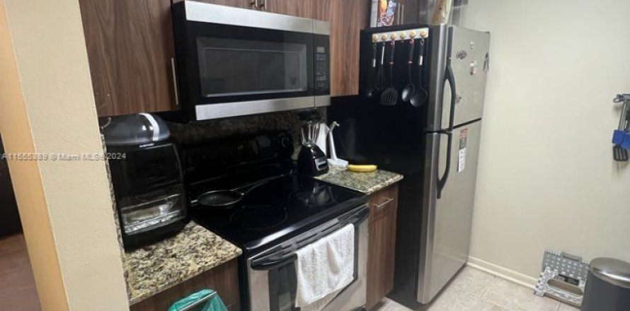 Condo in Pembroke Pines, Florida, 1 bedroom № 1076440