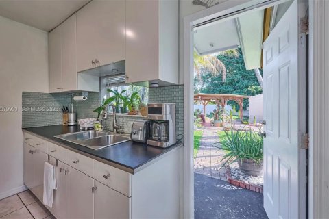 Immobilier commercial à vendre à Lantana, Floride: 74.32 m2 № 2338623 - photo 12