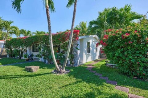 Immobilier commercial à vendre à Lantana, Floride: 74.32 m2 № 2338623 - photo 2