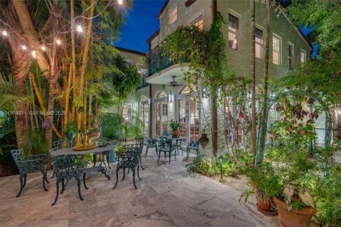 Casa en venta en Miami, Florida, 5 dormitorios, 287.07 m2 № 2260070 - foto 2