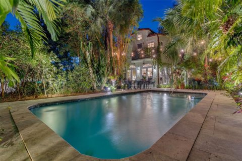 Casa en Miami, Florida 5 dormitorios, 287.07 m2 № 2260070