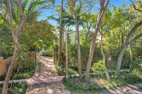 Casa en venta en Miami, Florida, 5 dormitorios, 287.07 m2 № 2260070 - foto 3