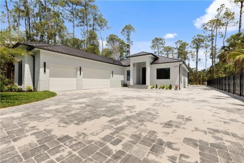 House in Naples, Florida 4 bedrooms, 219.06 sq.m. № 1827288 - photo 2