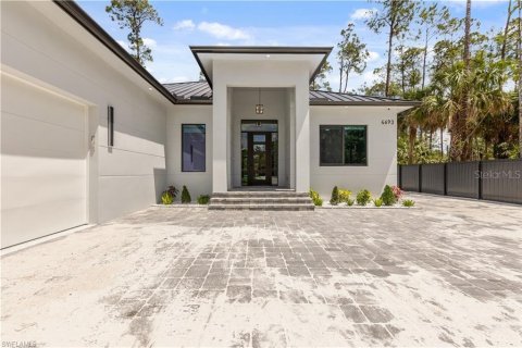 House in Naples, Florida 4 bedrooms, 219.06 sq.m. № 1827288 - photo 1