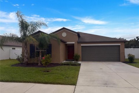 House in Zephyrhills, Florida 4 bedrooms, 178.19 sq.m. № 2394389 - photo 2