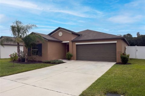 House in Zephyrhills, Florida 4 bedrooms, 178.19 sq.m. № 2394389 - photo 3