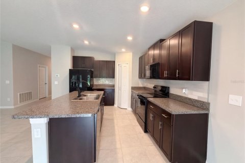 House in Zephyrhills, Florida 4 bedrooms, 178.19 sq.m. № 2394389 - photo 12