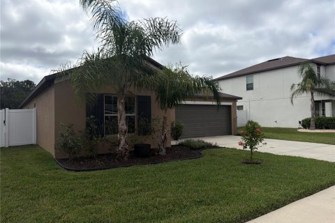 House in Zephyrhills, Florida 4 bedrooms, 178.19 sq.m. № 2394389 - photo 4