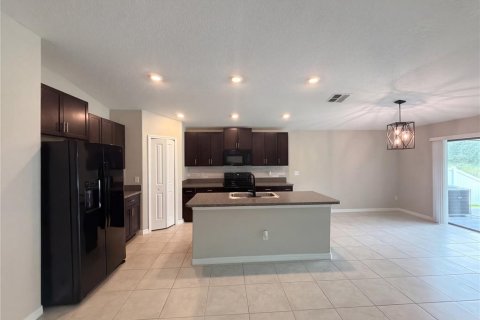 House in Zephyrhills, Florida 4 bedrooms, 178.19 sq.m. № 2394389 - photo 9