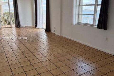 Condominio en alquiler en Miami, Florida, 2 dormitorios, 103.49 m2 № 2016238 - foto 2