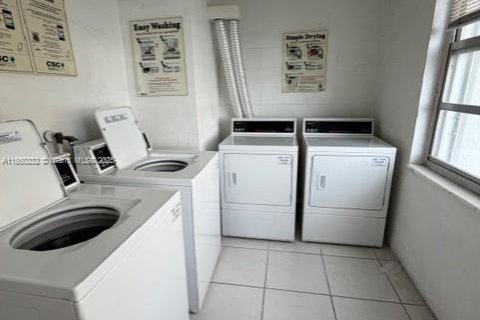 Condominio en alquiler en Miami, Florida, 2 dormitorios, 103.49 m2 № 2016238 - foto 9