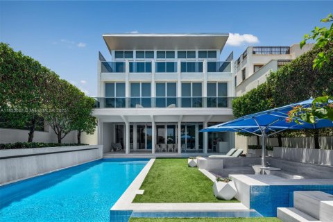 House in Miami Beach, Florida 5 bedrooms, 545.15 sq.m. № 1895655 - photo 23