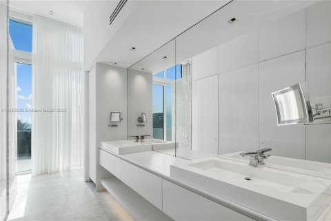 House in Miami Beach, Florida 5 bedrooms, 545.15 sq.m. № 1895655 - photo 16