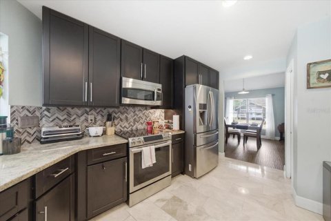 House in Tampa, Florida 4 bedrooms, 183.02 sq.m. № 2197254 - photo 8