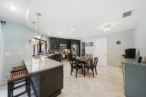 House in Tampa, Florida 4 bedrooms, 183.02 sq.m. № 2197254 - photo 6
