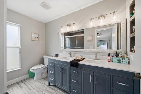 House in Tampa, Florida 4 bedrooms, 183.02 sq.m. № 2197254 - photo 22