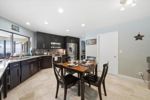 House in Tampa, Florida 4 bedrooms, 183.02 sq.m. № 2197254 - photo 12