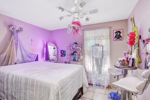 Casa en venta en Tampa, Florida, 6 dormitorios, 183.76 m2 № 2217987 - foto 14