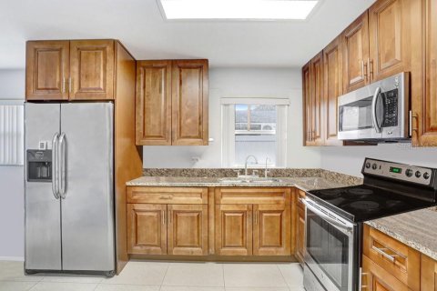 Casa en venta en Tampa, Florida, 6 dormitorios, 183.76 m2 № 2217987 - foto 4