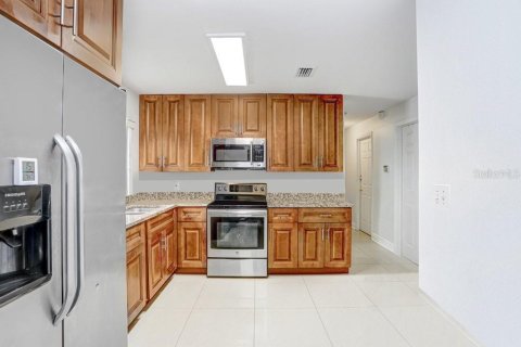 Casa en venta en Tampa, Florida, 6 dormitorios, 183.76 m2 № 2217987 - foto 3