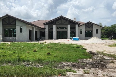Casa en venta en Southwest Ranches, Florida, 5 dormitorios, 557.41 m2 № 1936358 - foto 1