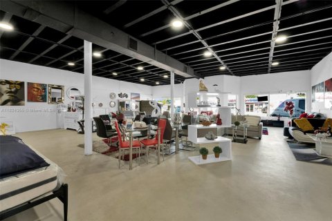 Propiedad comercial en venta en Hialeah, Florida № 1791089 - foto 16