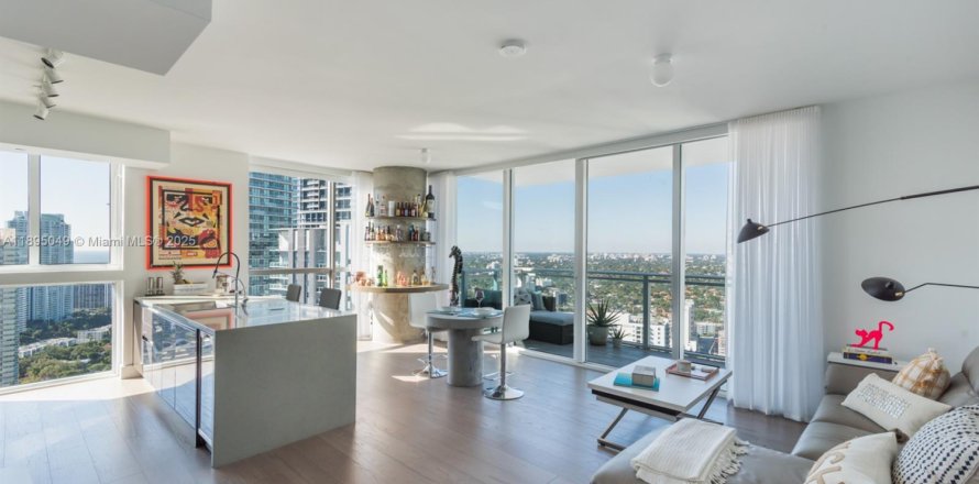 Кондоминиум с 2 спальнями в Майами, Флорида № 1947499