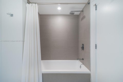 Снять в аренду кондоминиум в Майами, Флорида 2 спальни, 105.35м2, № 1947499 - фото 17