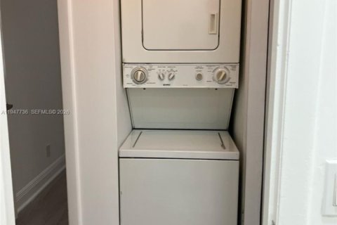 Condo in Oakland Park, Florida, 2 bedrooms  № 2003872 - photo 10