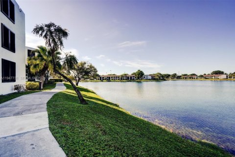 Condo in Oakland Park, Florida, 2 bedrooms  № 2003872 - photo 2