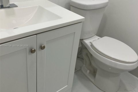 Condo in Oakland Park, Florida, 2 bedrooms  № 2003872 - photo 8