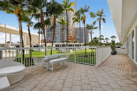 Снять в аренду кондоминиум в Бэл-Харбор, Флорида 2 спальни, 106.09м2, № 1983786 - фото 29
