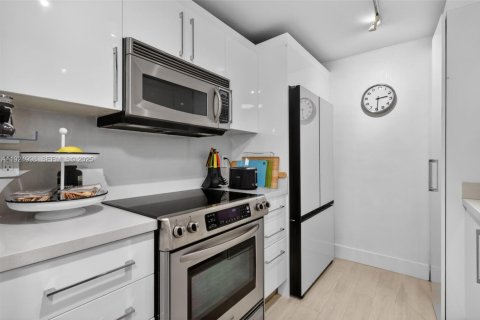 Снять в аренду кондоминиум в Бэл-Харбор, Флорида 2 спальни, 106.09м2, № 1983786 - фото 11