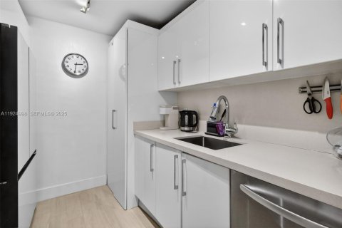 Снять в аренду кондоминиум в Бэл-Харбор, Флорида 2 спальни, 106.09м2, № 1983786 - фото 12