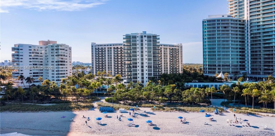 Кондоминиум с 2 спальнями в Бэл-Харбор, Флорида № 1983786