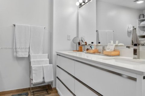 Снять в аренду кондоминиум в Бэл-Харбор, Флорида 2 спальни, 106.09м2, № 1983786 - фото 18