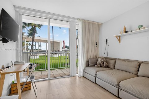 Снять в аренду кондоминиум в Бэл-Харбор, Флорида 2 спальни, 106.09м2, № 1983786 - фото 21