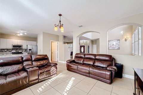 House in Miramar, Florida 4 bedrooms, 219.44 sq.m. № 1990949 - photo 15