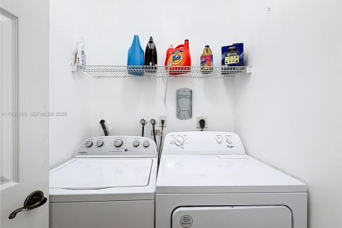 House in Miramar, Florida 4 bedrooms, 219.44 sq.m. № 1990949 - photo 26