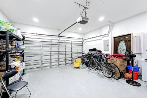 House in Miramar, Florida 4 bedrooms, 219.44 sq.m. № 1990949 - photo 27