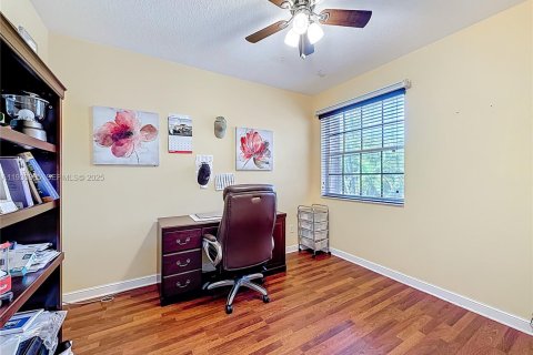 House in Miramar, Florida 4 bedrooms, 219.44 sq.m. № 1990949 - photo 19