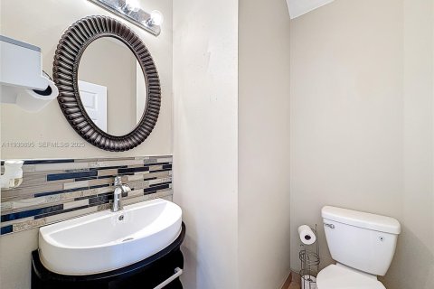 House in Miramar, Florida 4 bedrooms, 219.44 sq.m. № 1990949 - photo 16