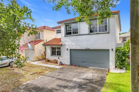 Villa ou maison à vendre à Hollywood, Floride: 3 chambres, 193.61 m2 № 1734289 - photo 1