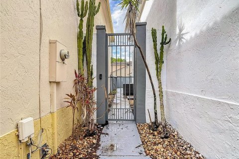 Villa ou maison à vendre à Hollywood, Floride: 3 chambres, 193.61 m2 № 1734289 - photo 6