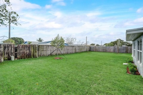 House in Deerfield Beach, Florida 3 bedrooms, 137.87 sq.m. № 1187642 - photo 1